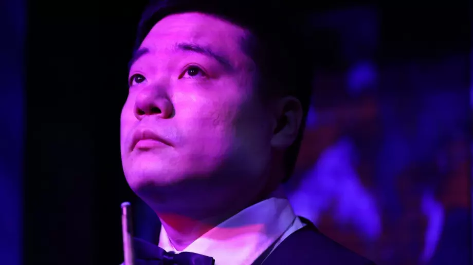 (ВИДЕО) "Удар на деня" в "Крусибъл": Небрежен трик шот от китаеца Динг Дзюнхуей