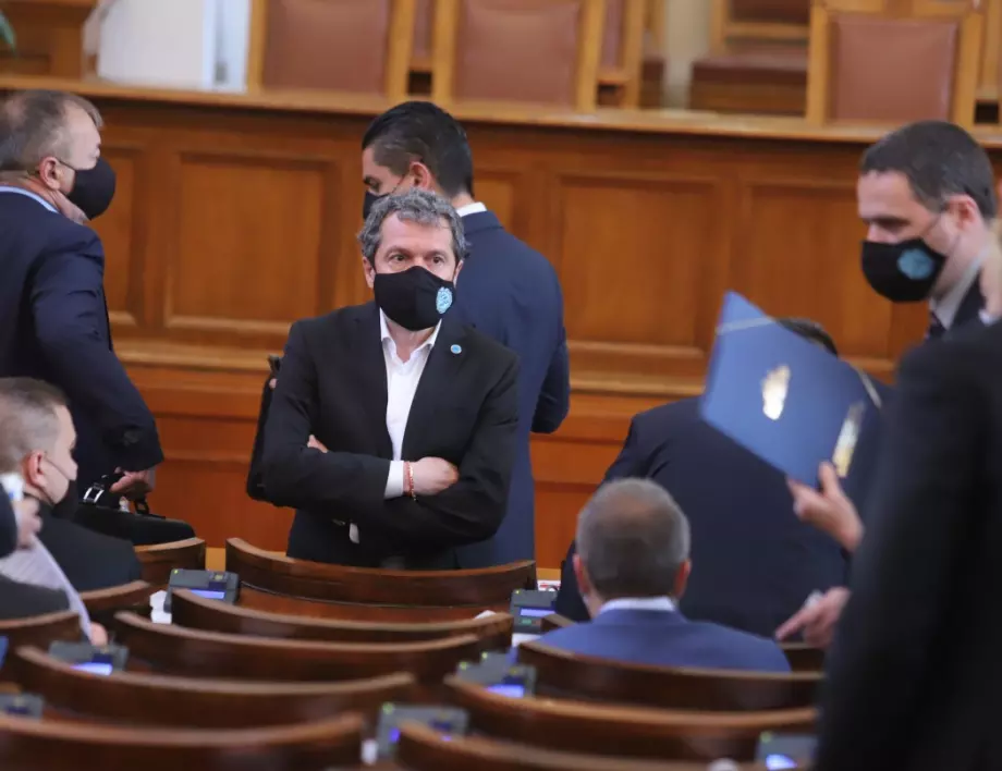Гласува ли депутат от "Има такъв народ" с картата на Тошко Йорданов? (ВИДЕО)