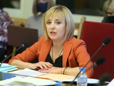 Манолова няма да подава оставка от комисията по ревизията