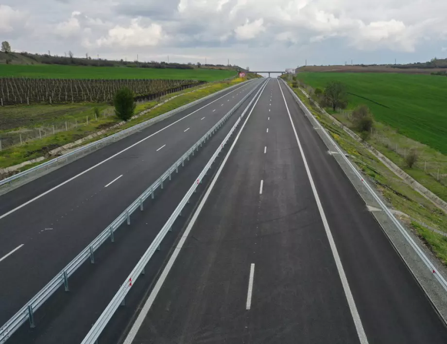 От 17 до 21 май движението между 324-ти и 327-ми км в платното за Бургас на АМ „Тракия“ ще е в една лента
