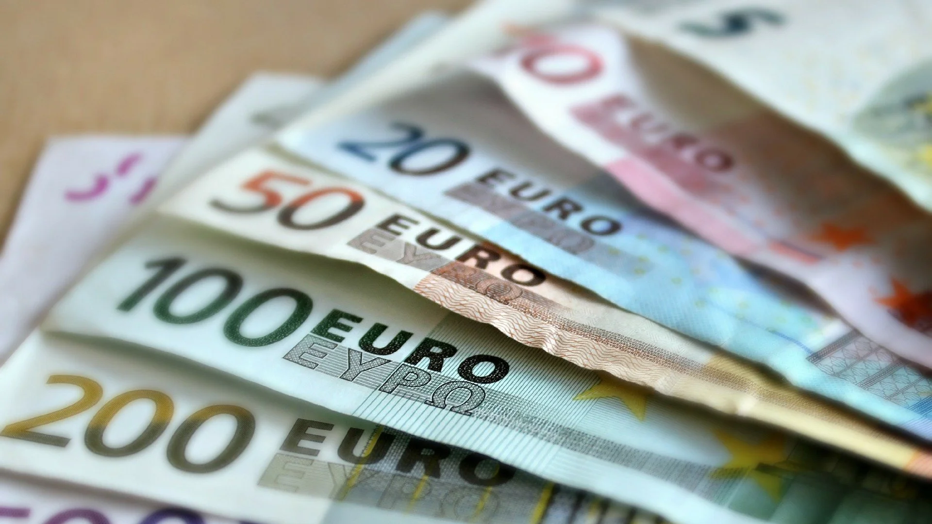 Обрат при курса на еврото спрямо долара