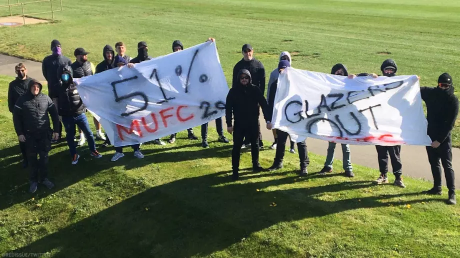 Не се отказаха: Феновете на Юнайтед излязоха отрано на протест преди дербито (СНИМКИ)