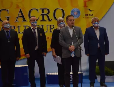 Зам.-кметът на София Дончо Барбалов приветства участниците в Световната купа по акробатика