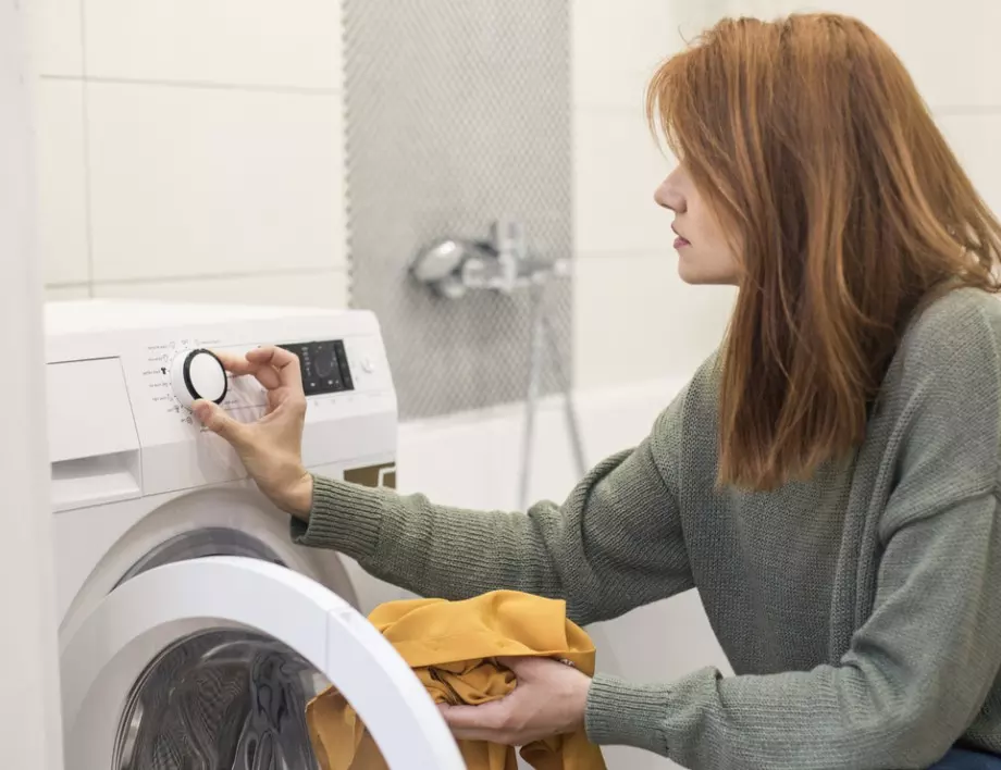 Кафявите петна по дрехите след пране се дължат на тези често срещани грешки