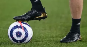 На 60 г. и 198 дена: Вицепрезидентът на Суринам се пусна в официален мач (ВИДЕО)