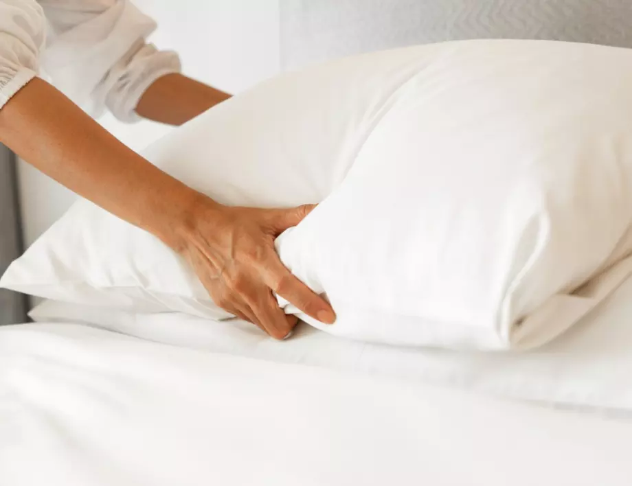 Почистете лесно пожълтелите възглавници без белина