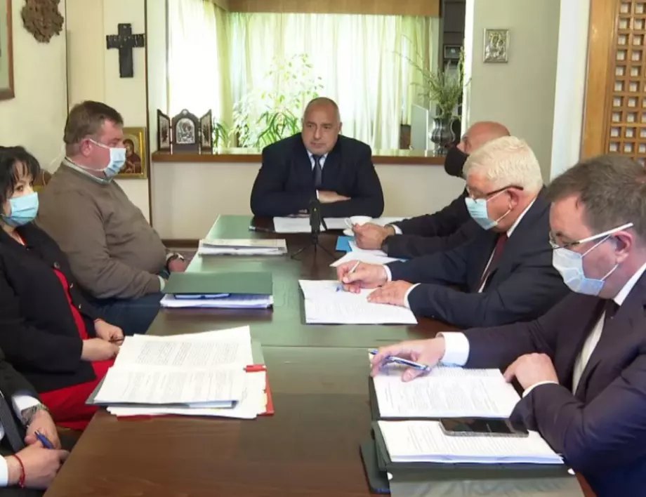 Борисов премести Министерския съвет в хола си и обяви, че всички слугуват на Радев