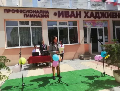 Кметът на Казанлък поздрави учители и ученици за 96 години ПГ 
