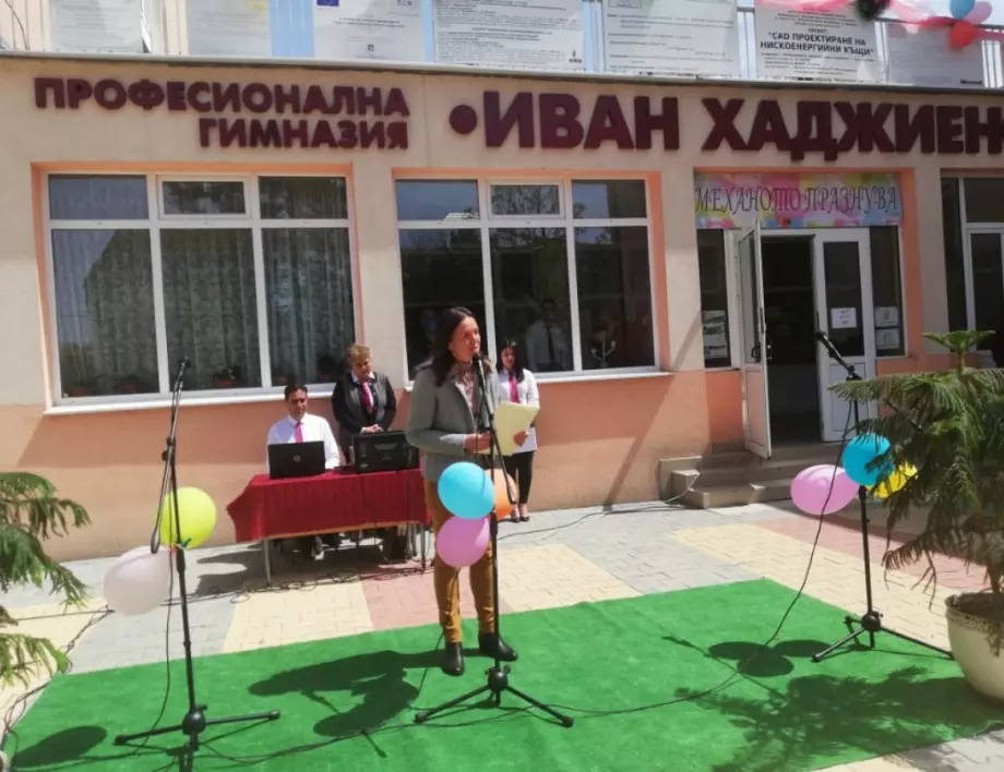 Кметът на Казанлък поздрави учители и ученици за 96 години ПГ "Иван Хаджиенов"