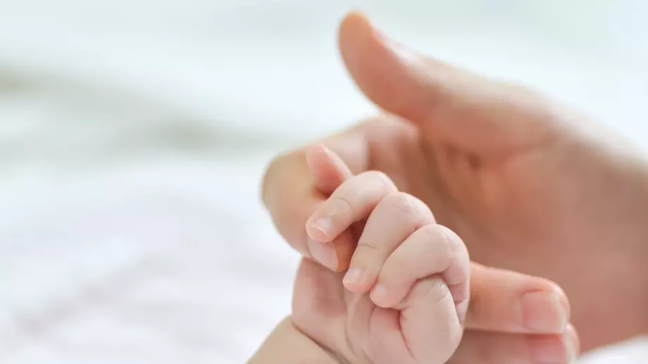 В Англия е родено първото в света бебе заченато инвитро