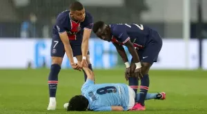 ВИДЕО: Ужасяващото влизане на Идриса Гей, за което получи директен червен картон