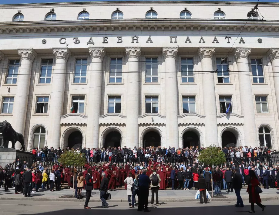 Адвокати от София на протест срещу реформата в съдебната карта