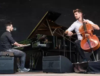 Звездният челист Лука Шулич гостува със своето шоу за виолончело и пиано в компанията на българския пианист Евгени Генчев