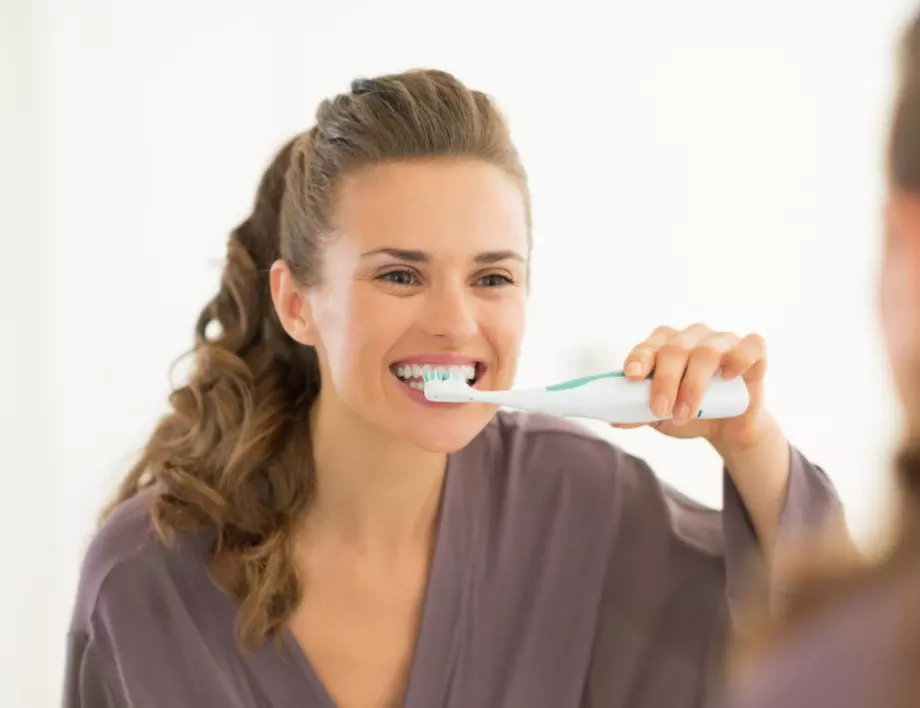 Далеч от досадните грешки: Как да си миете зъбите правилно и защо да сменяте четката след настинка?