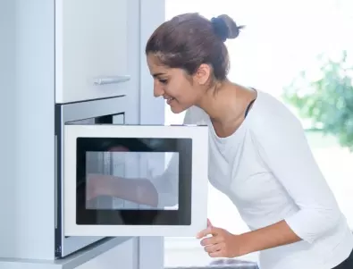 Хитри начини да почистим микровълновата печка за минути