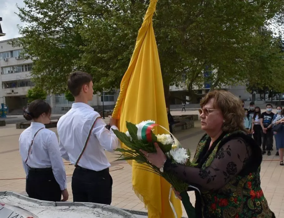 Поднесоха цветя пред паметника на Екзарх Йосиф Първи в Ловеч