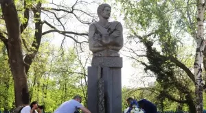 {{ otherArticle[0].article.title }}