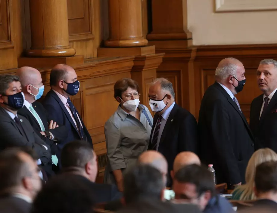 Янев и вицепремиерите на блиц-контрол в парламента 