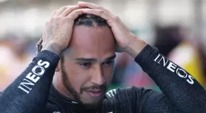 Люис Хамилтън с шокиращ резултат в квалификацията в Саудитска Арабия, Серхио Перес с полпозишън