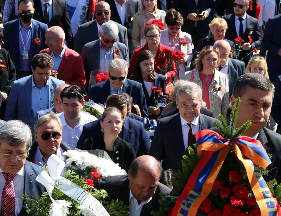 В Деня на победата и Деня на Европа представители на ръководството и актива на ПП АБВ поднесоха цветя пред Паметника на Съветската армия
