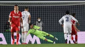 Иван Ракитич "обясни" на Зидан за дузпата в полза на Севиля срещу Реал Мадрид (ВИДЕО)