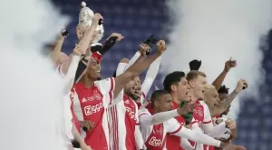 Аякс разтопи шампионския си трофей на 42 000 звезди за своите фенове (ВИДЕО)