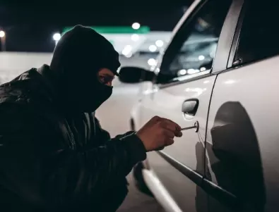 Нов вид кражба: Крадци режат вратите на скъпи коли