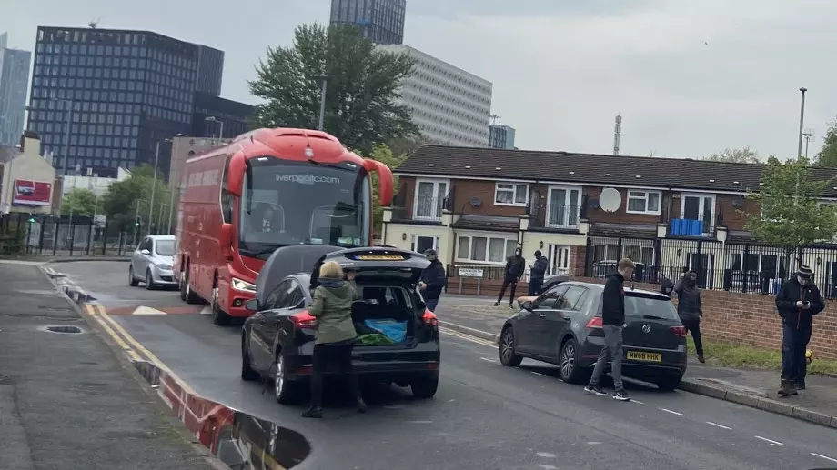 Автобусът на Ливърпул пристигна, феновете се струпват пред "Олд Трафорд"