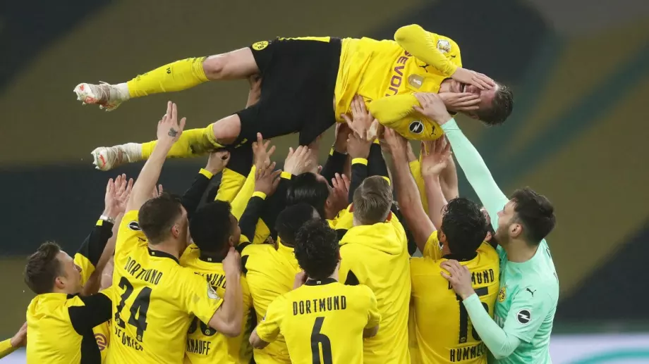 Борусия Дортмунд триумфира с Купата на Германия след разгром над РБ Лайпциг