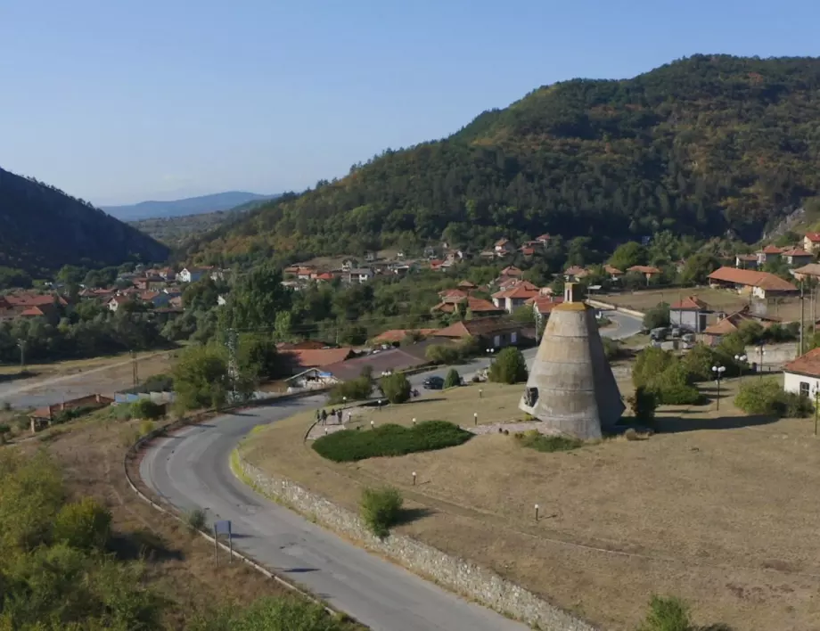 Петрич - малкото бунтовно село, което пази духа на Априлската епопея (ВИДЕО)