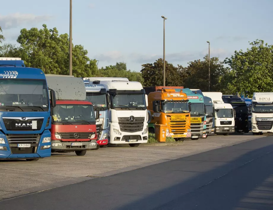 Хаос с доставките в САЩ, търсят спешно 80 000 шофьори на камиони