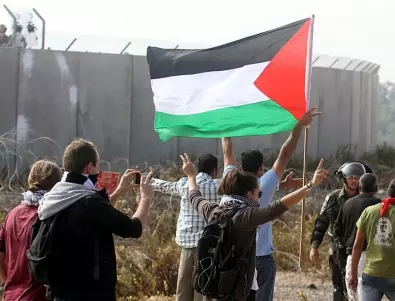 Обрат: ЕС няма да спира помощта за Палестина