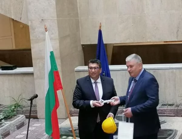 Славов подари каска и ключ на новия областен управител на Смолян