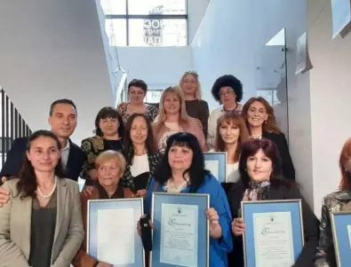Кметът на Бургас Димитър Николов награди дейци на културата и изкуството (СНИМКИ)