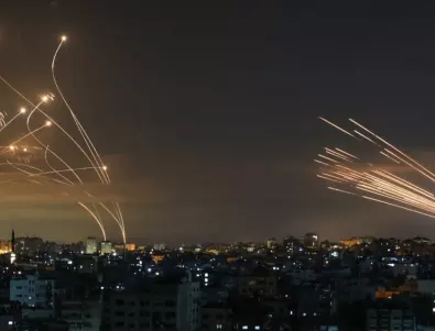 ВИДЕА показват как Хамас атакува Израел с ракети, 