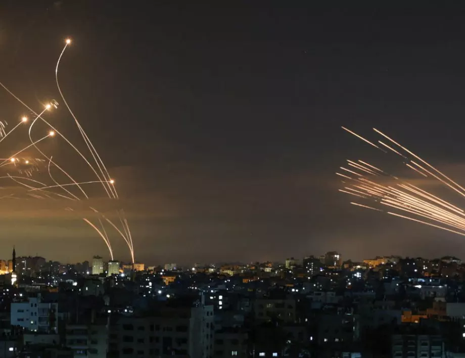 ВИДЕА показват как Хамас атакува Израел с ракети, "Железен купол" ги неутрализира