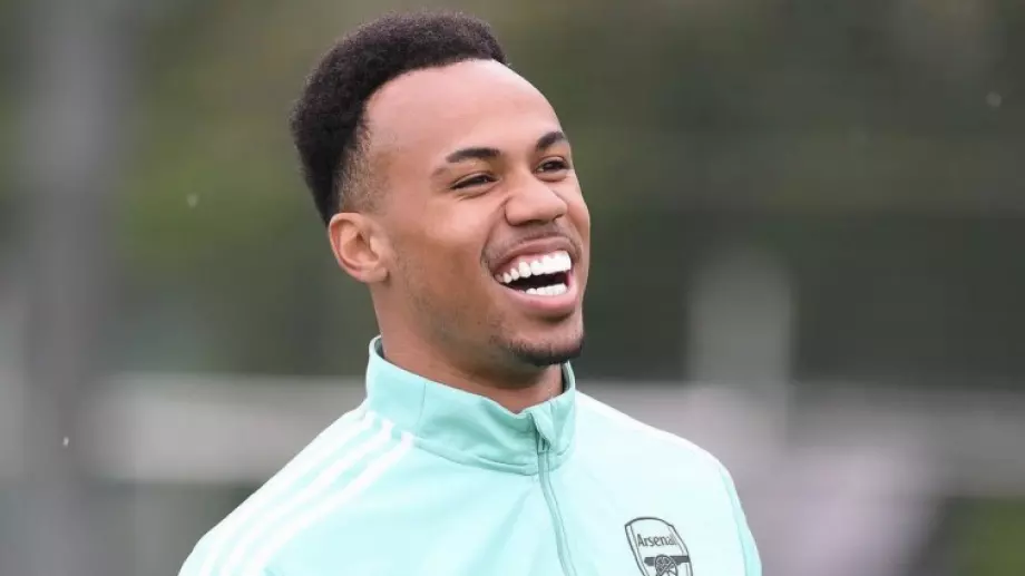 ВИДЕО: Играч на Арсенал търси зъба си на терена след мача с Брайтън