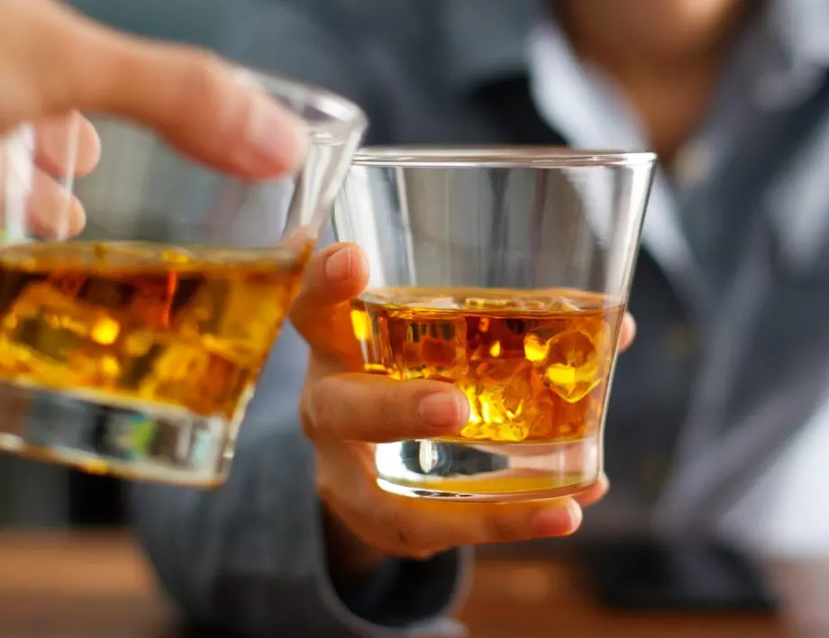 Научете как може да се направи уиски от ракия с този лесен трик