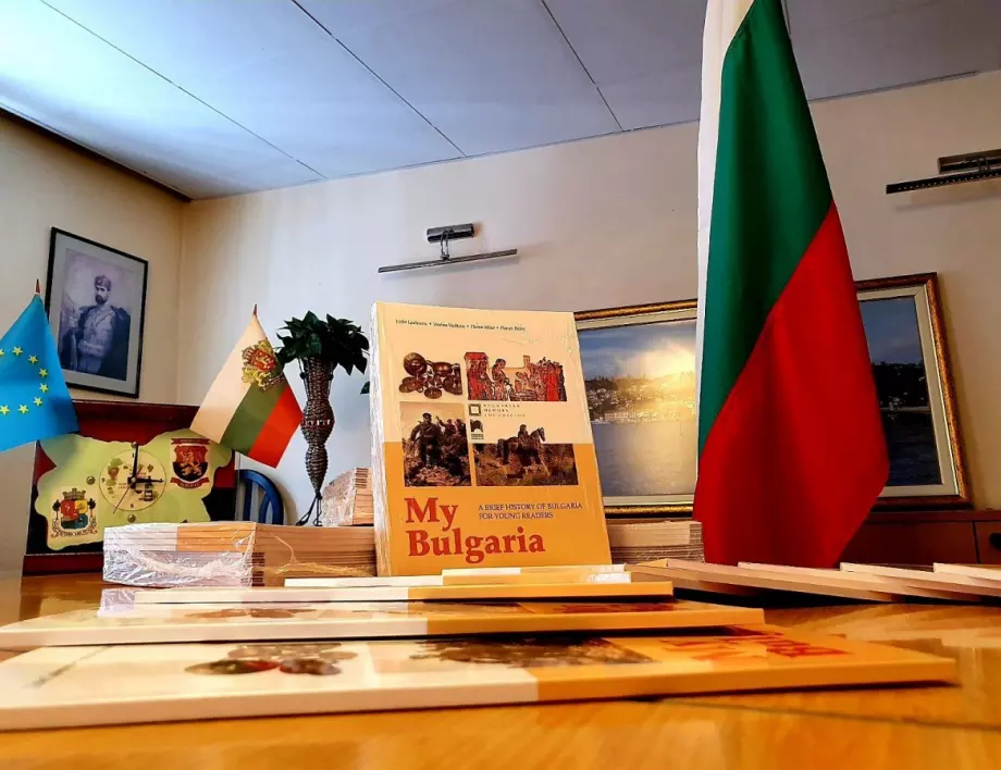 Джамбазки раздава помагало по българска история на колегите си в ЕП по случай 24-ти май