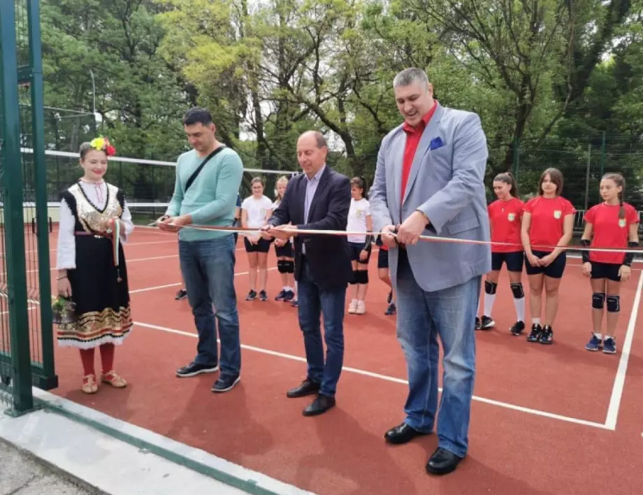 Златица се радва на нова волейболна площадка
