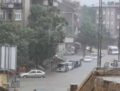 Бурята в Асеновград: Наводнения и паднали дървета