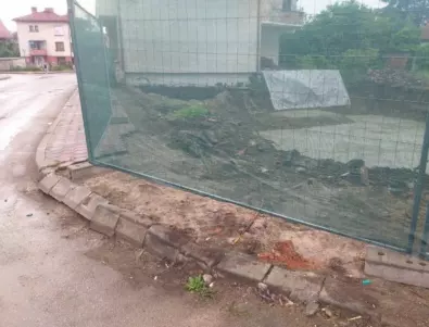 Кметът на Самоков спря строеж, разрушаващ новоизградени тротоари