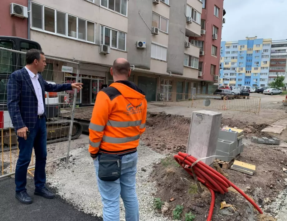 В бургаския "Меден рудник" строят нов младежки център, улица и паркинг (СНИМКИ)
