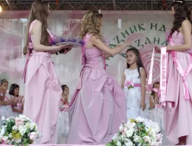 Принцесите на розата засияха на най-детския празник в Казанлък (СНИМКИ)