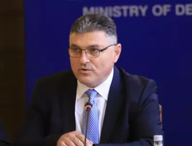 Служебният военен министър към Каракачанов: Практиката е поръчки без конкурс и с авансово плащане