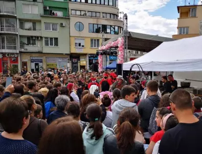 Община Казанлък подари 1000 майсторски сладоледа с розово сладко, приготвени от Ути