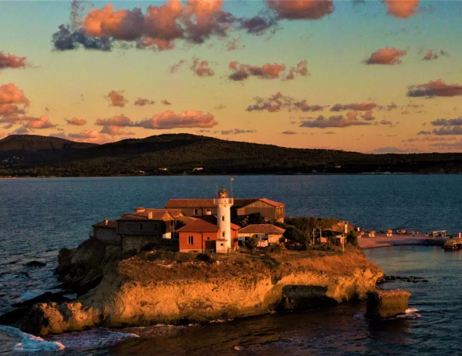 Остров "Света Анастасия" в Бургас посреща Еньовден с тридневен биле фест