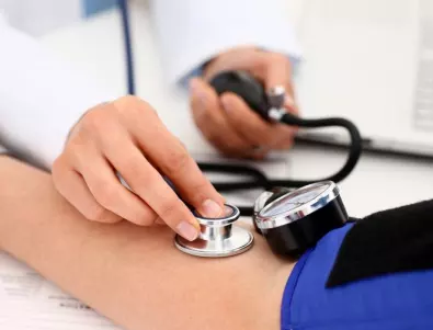 Лекар разкри колко често възрастните хора трябва да измерват кръвното си