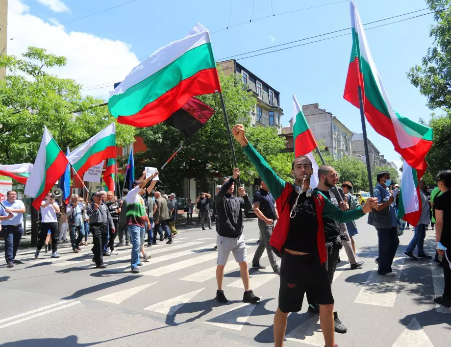 Протест на патриотите пред ДПС: Слуги на Ердоган, България не е турска земя   