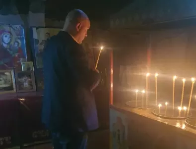 Иван Гешев пали свещи в църква преди срещата с Кьовеши 